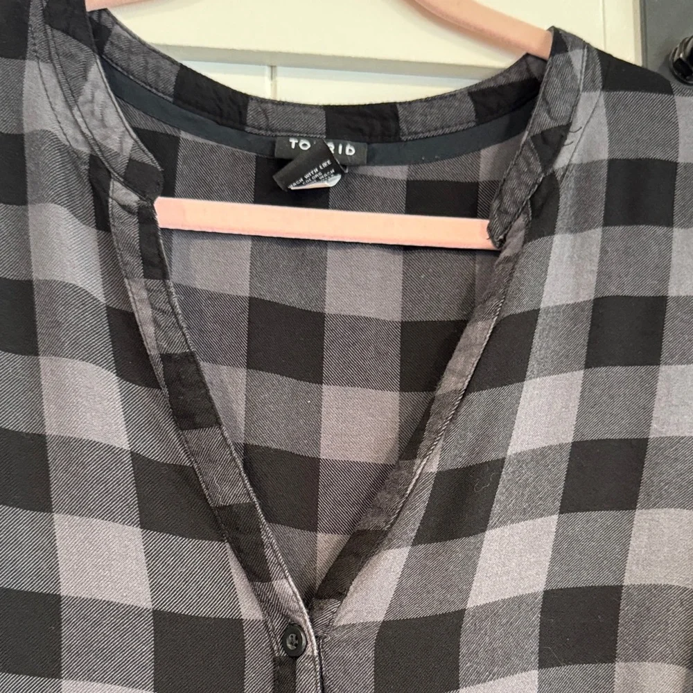 Torrid Black and Gray Plaid High-Low top size 2 x - Picture 2 of 7